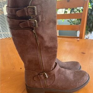 New never worn size 10M tall women’s brown boots by White Mountain.